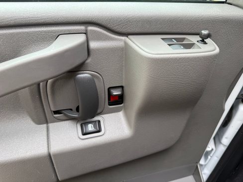 Used 2025 GMC Savana 3500 LT w/ LT Preferred Equipment Group RWD image 10