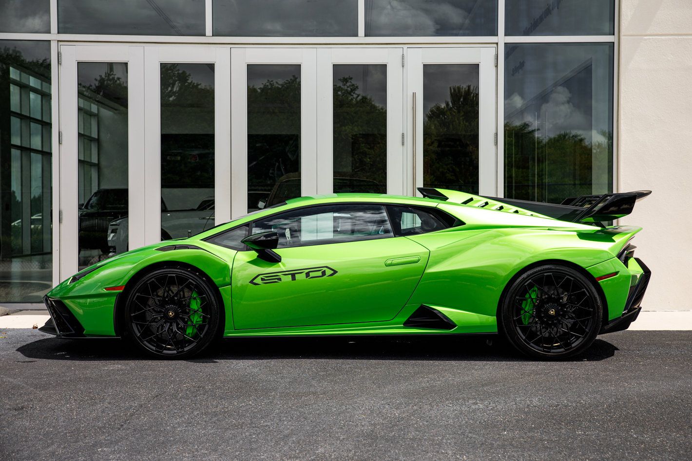 Used 2023 Lamborghini Huracan STO RWD image 11