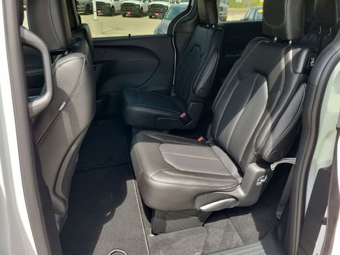 New 2026 Chrysler Pacifica Select FWD image 21