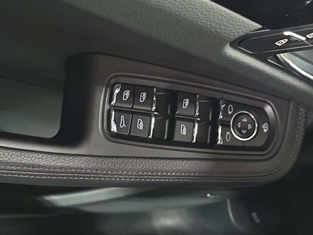 Certified 2025 Porsche Macan S AWD/4WD image 21