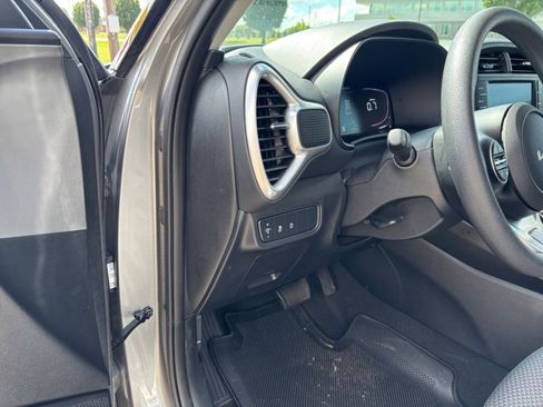 Used 2025 Kia Soul LX w/ LX Technology Package FWD image 32