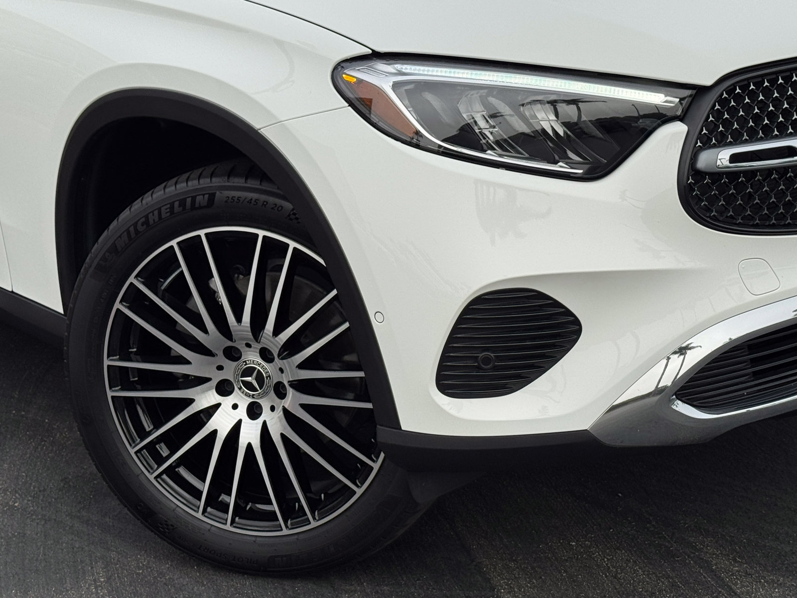 Used 2026 Mercedes-Benz GLC 300 4MATIC image 2