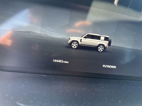 Certified 2025 Land Rover Defender 110 X-Dynamic SE AWD/4WD image 9
