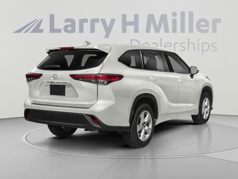 Used 2021 Toyota Highlander LE FWD image 2
