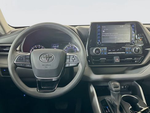 Used 2021 Toyota Highlander L image 17
