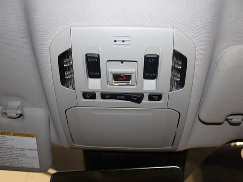 Used 2020 Toyota Highlander XLE AWD/4WD image 24