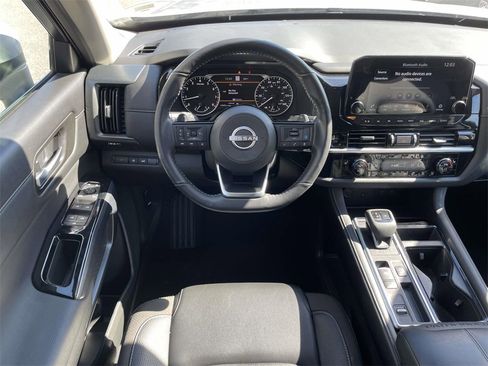 Used 2025 Nissan Pathfinder SL image 11