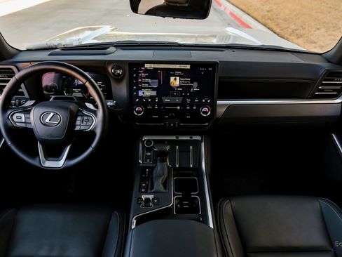 Used 2025 Lexus GX 550 w/ Accessory Package (2T) image 29