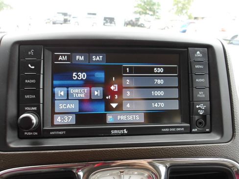 Used 2015 Chrysler Town & Country Touring FWD image 14