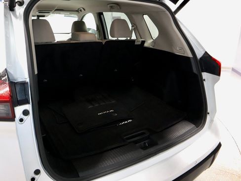 Certified 2025 Nissan Rogue SV image 12