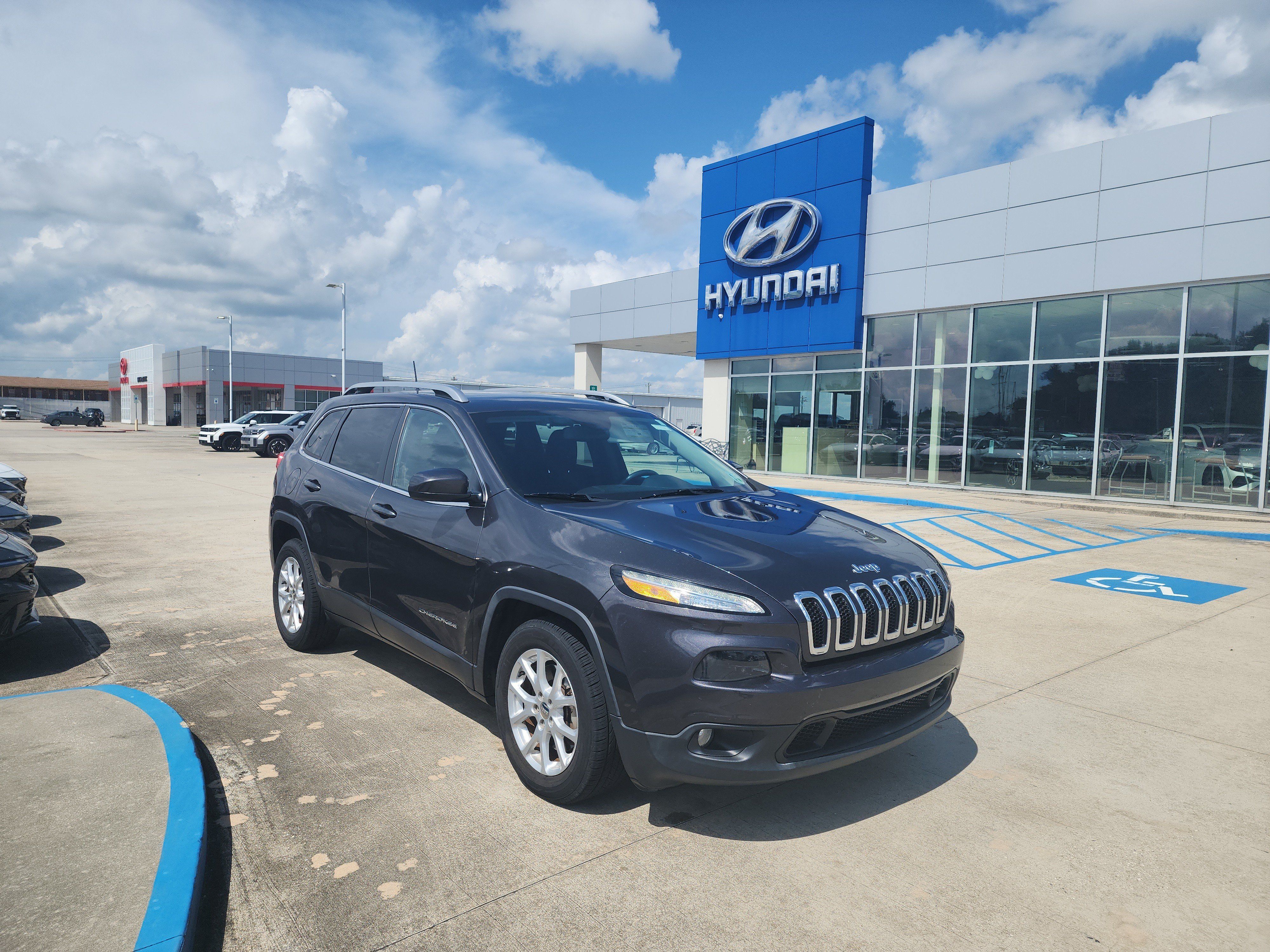 Used 2016 Jeep Cherokee Latitude w/ Comfort & Sound Group FWD image 1