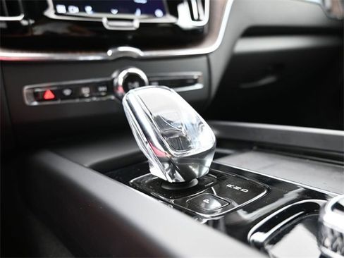 Used 2022 Volvo XC60 B5 Inscription w/ Climate Package image 12