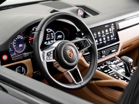 Used 2023 Porsche Cayenne Platinum Edition image 9