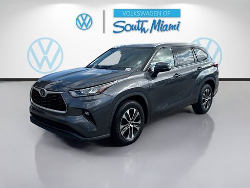 Used 2020 Toyota Highlander XLE image 3