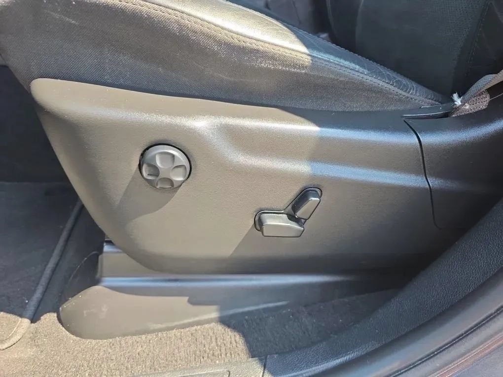 Used 2019 Jeep Grand Cherokee Altitude AWD/4WD image 16