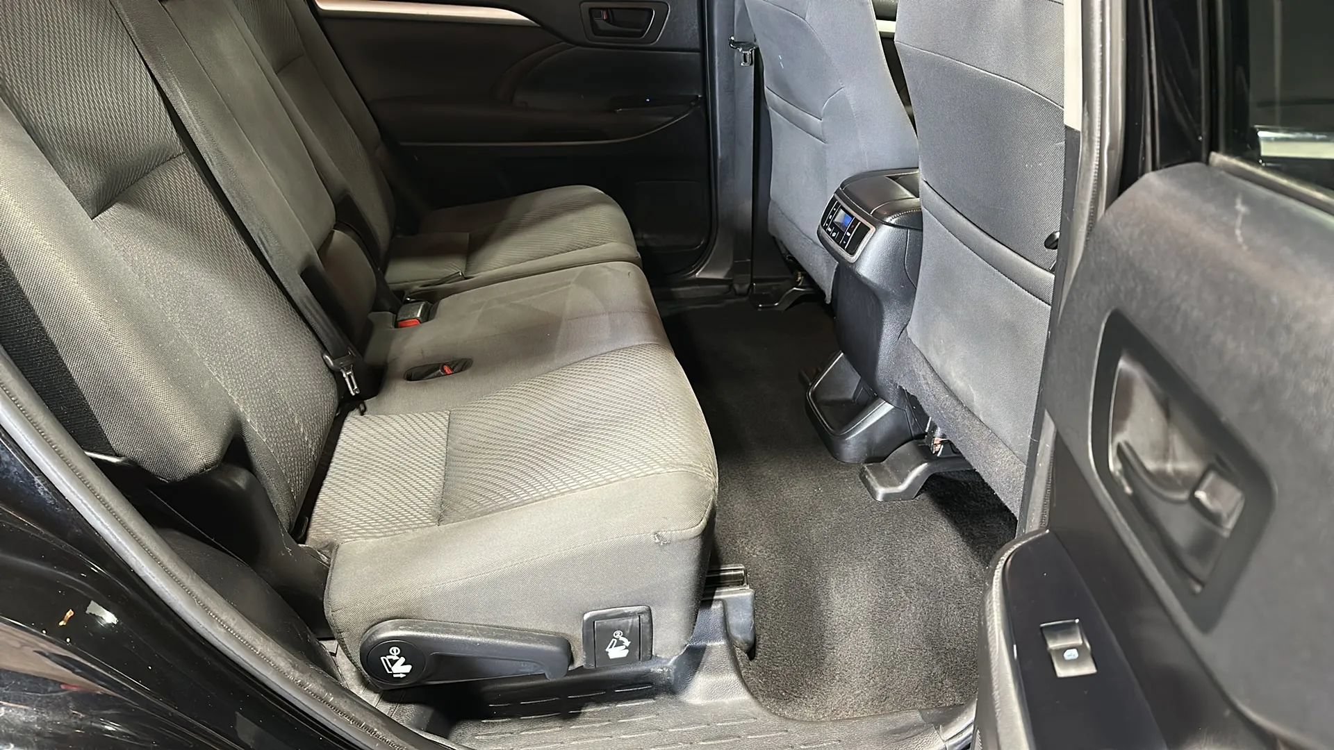 Used 2019 Toyota Highlander LE AWD/4WD image 16