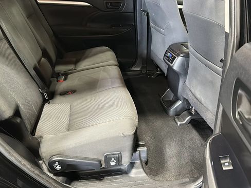 Used 2019 Toyota Highlander LE AWD/4WD image 16