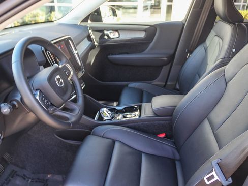 Used 2025 Volvo XC40 B5 Plus image 22