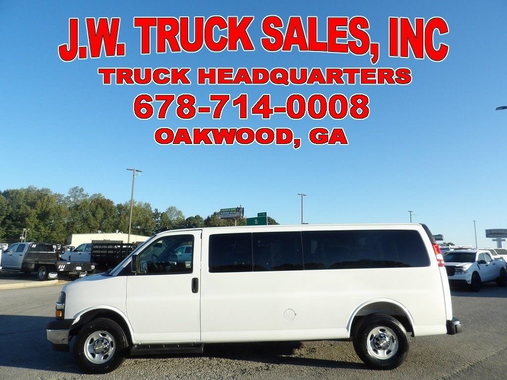 Used 2025 Chevrolet Express 3500 LT w/ LT Preferred Equipment Group RWD image 2