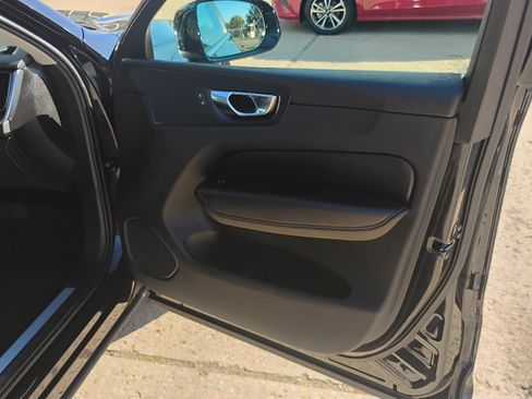 Used 2022 Volvo XC60 B5 Momentum image 23