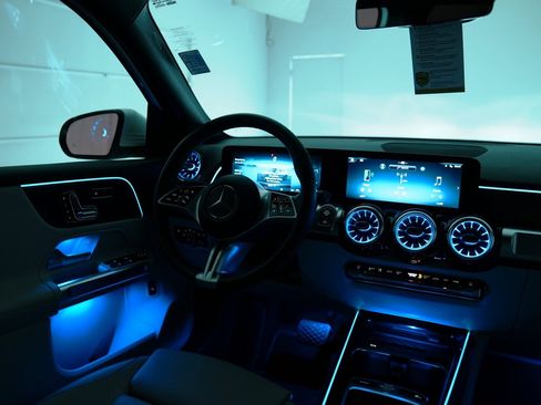 Used 2025 Mercedes-Benz GLB 250 4MATIC image 41