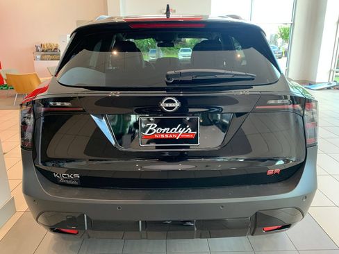 New 2026 Nissan Kicks SR w/ SR Premium Package FWD image 4