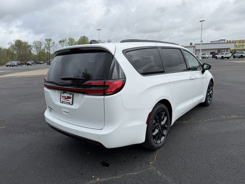 New 2026 Chrysler Pacifica Select FWD image 9