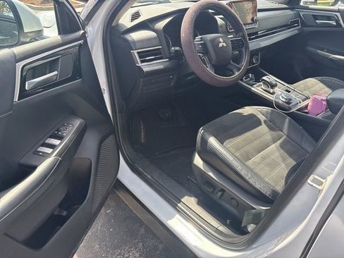 Used 2023 Mitsubishi Outlander SE Black Edition image 5