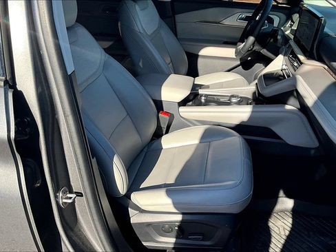 Certified 2025 Ford Explorer Active w/ Active Comfort Package AWD/4WD image 5
