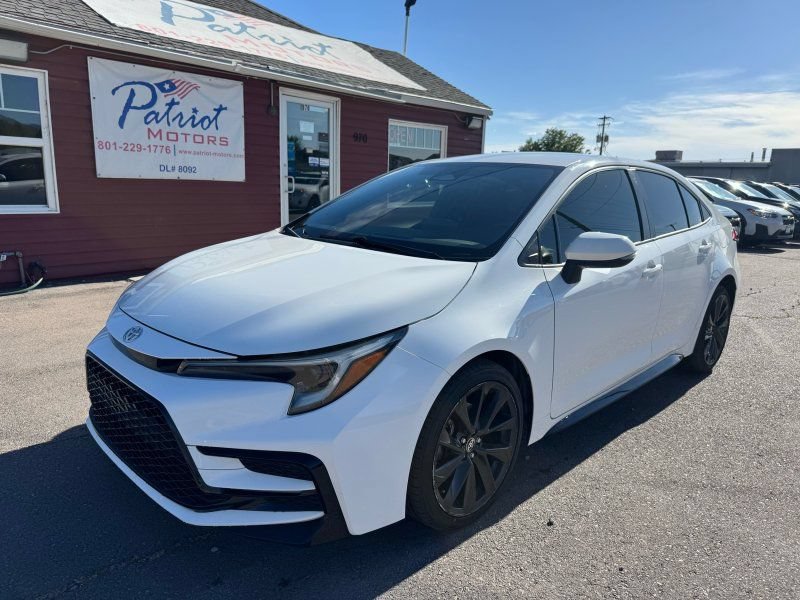 Used 2023 Toyota Corolla SE FWD image 2