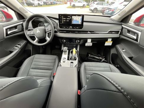 New 2026 Mitsubishi Outlander SE image 18