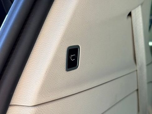 Used 2023 Chrysler Pacifica Touring-L FWD image 27