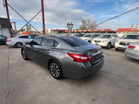 Used 2017 Nissan Altima 2.5 SL w/ Moonroof Package FWD image 5