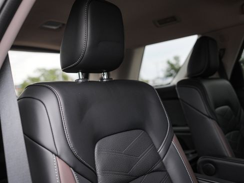 Used 2025 Nissan Pathfinder Platinum image 34