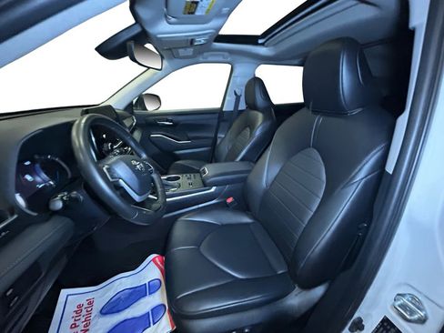 Used 2023 Toyota Highlander XLE image 9