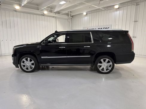 Used 2019 Cadillac Escalade ESV Premium Luxury image 2