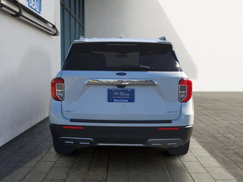 Certified 2022 Ford Explorer XLT w/ Equipment Group 202A image 4