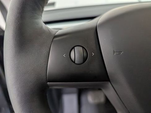 Used 2024 Tesla Model Y Long Range AWD/4WD image 18