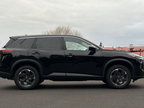 Used 2024 Nissan Rogue SV image 3