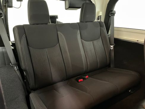 Used 2018 Jeep Wrangler Sahara w/ Connectivity Group AWD/4WD image 36