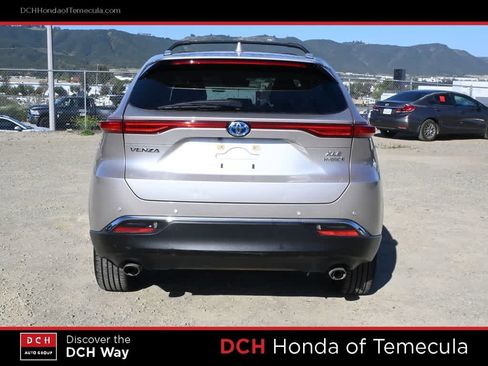 Used 2022 Toyota Venza XLE image 6