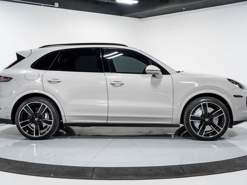 Used 2022 Porsche Cayenne Turbo AWD/4WD image 2