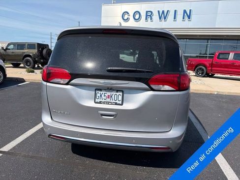 Used 2017 Chrysler Pacifica Touring-L w/ Tire & Wheel Group FWD image 7