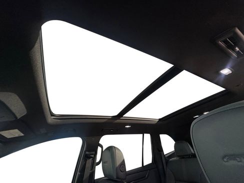 Used 2024 GMC Acadia AT4 w/ Luxury Package image 11