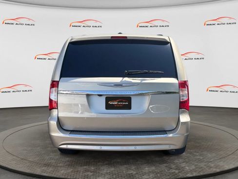 Used 2015 Chrysler Town & Country Touring-L w/ Driver Convenience Group FWD image 9