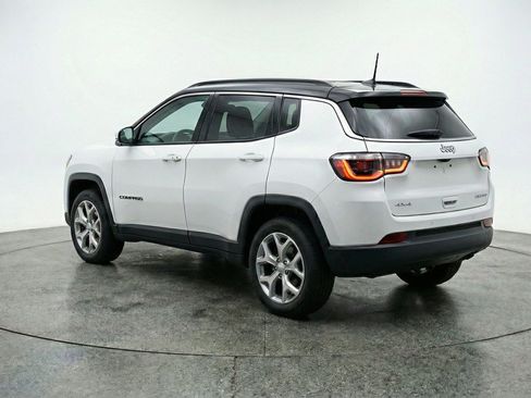 Used 2025 Jeep Compass Latitude AWD/4WD image 6