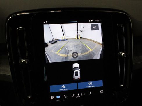 Used 2025 Volvo XC40 B5 Plus image 39