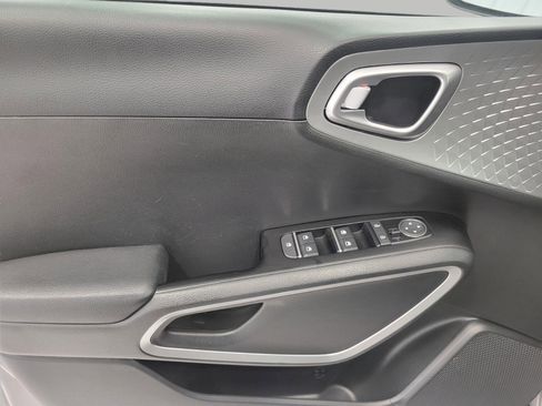 Used 2025 Kia Soul LX w/ LX Technology Package FWD image 24