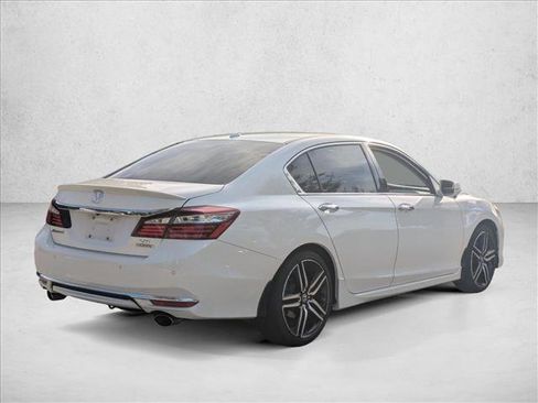 Used 2017 Honda Accord Touring image 5