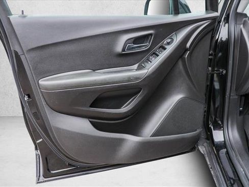 Used 2019 Chevrolet Trax LT w/ LT Convenience Package image 12